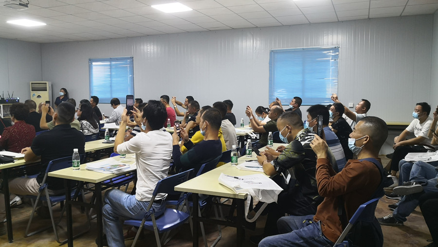 學(xué)員認(rèn)真聽(tīng)講、做筆記