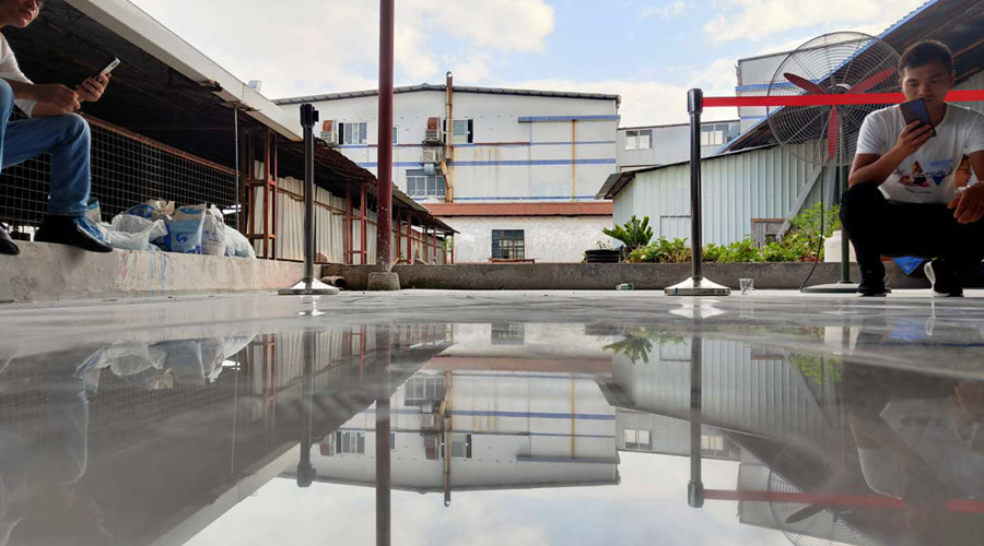 拋光后的無(wú)機(jī)磨石地面呈現(xiàn)鏡面效果