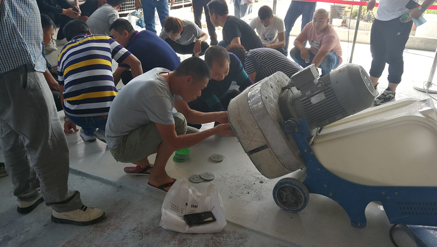 學(xué)員認(rèn)真學(xué)習(xí)、研究