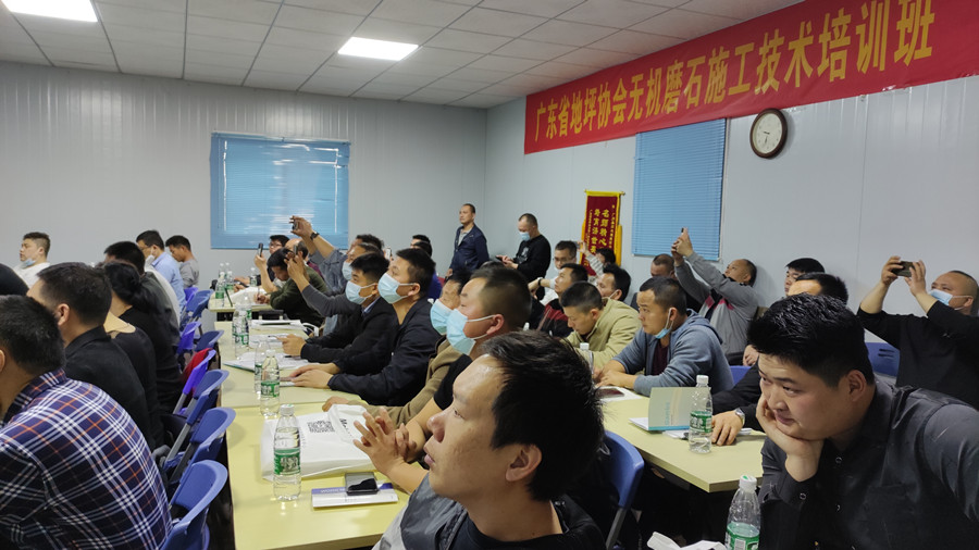 學(xué)員認(rèn)真聽講、做筆記