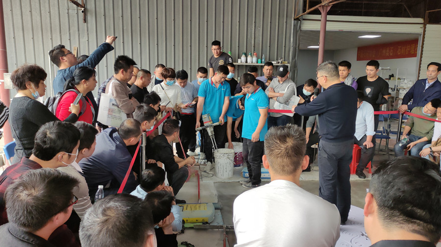 澳恒工作人員演示材料配比、砂漿攪拌