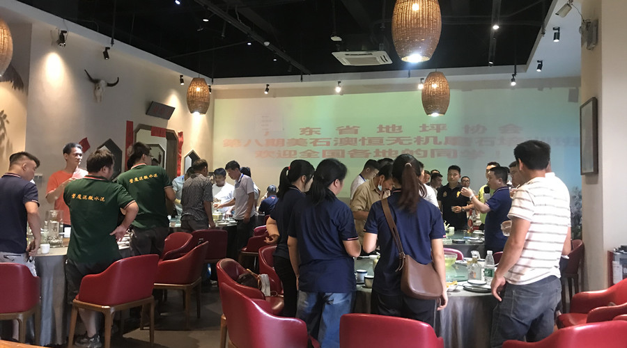 學(xué)員聚餐，相互討論交流