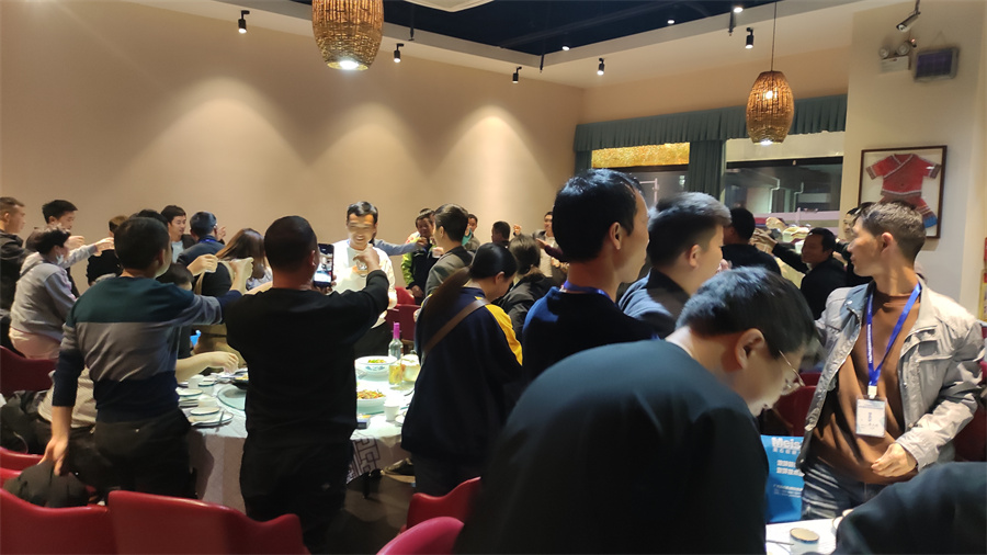 學(xué)員聚餐，相互討論交流