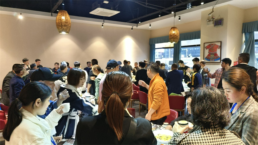 學員聚餐，相互討論交流