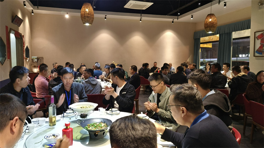 學員聚餐，相互討論交流