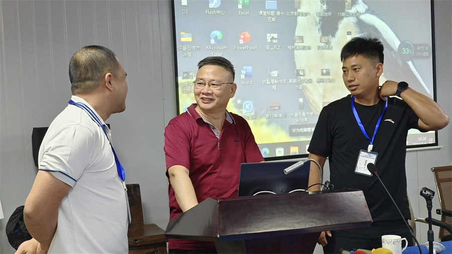 老師、學(xué)員相互交流